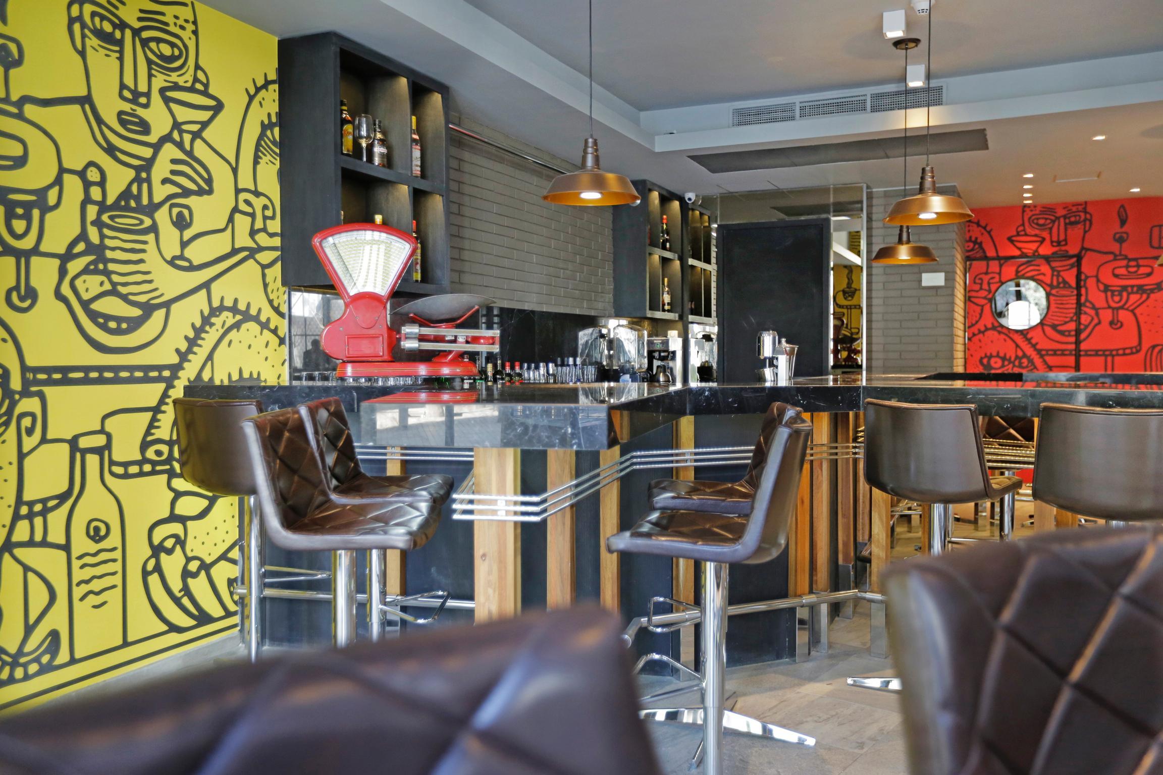 Hotel Cumbres Lastarria Сантьяго Екстер'єр фото Interior of a typical Costa Coffee shop