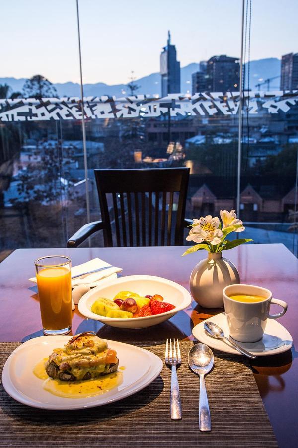 Hotel Cumbres Lastarria Сантьяго Екстер'єр фото Breakfast at the hotel
