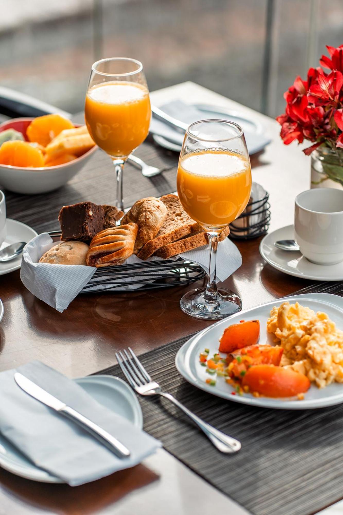 Hotel Cumbres Lastarria Сантьяго Екстер'єр фото A breakfast at the hotel