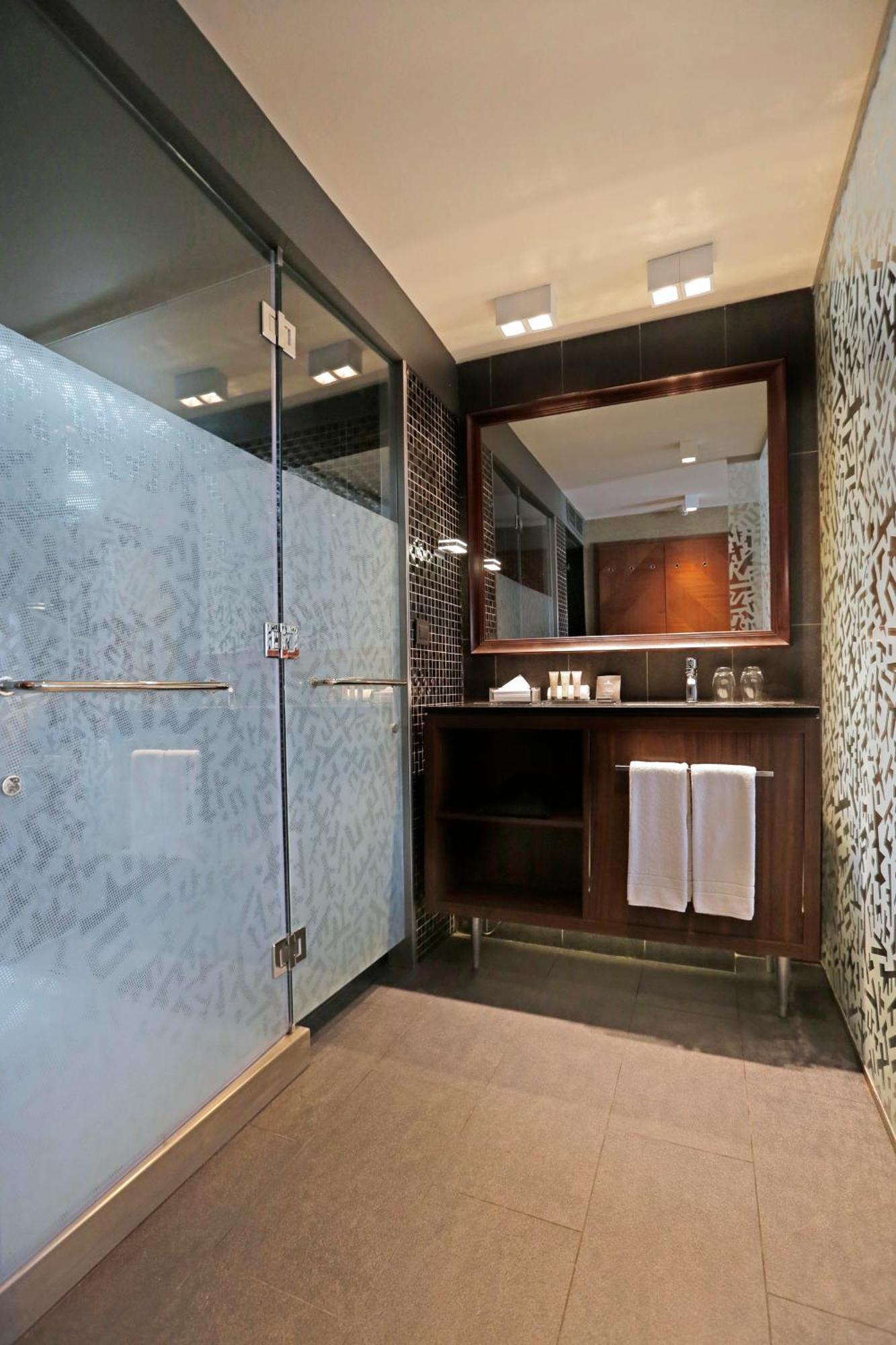 Hotel Cumbres Lastarria Сантьяго Номер фото A shower enclosure
