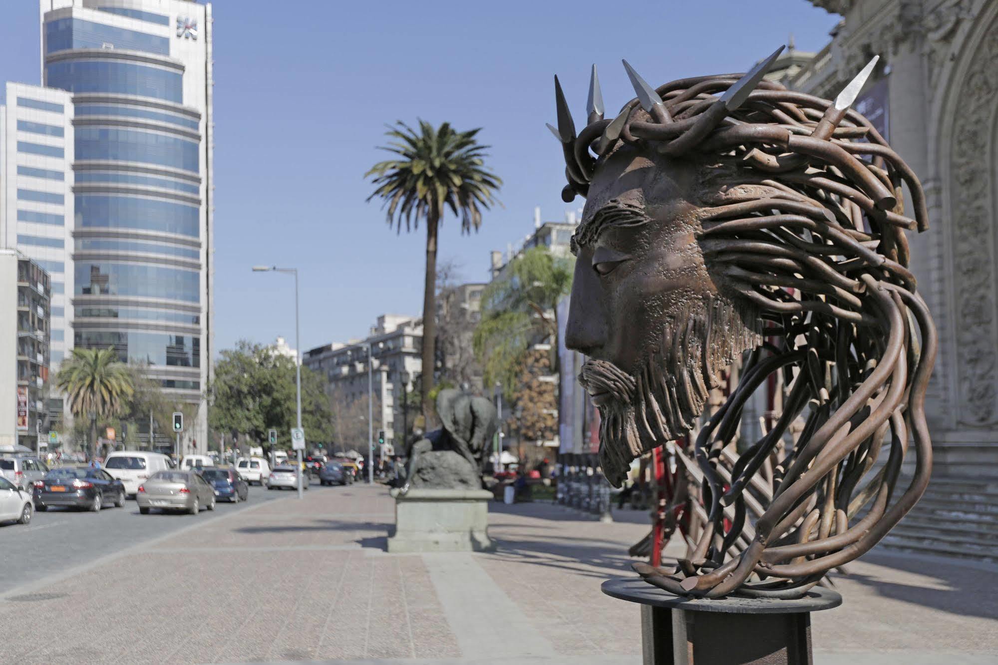 Hotel Cumbres Lastarria Сантьяго Екстер'єр фото The Paseo Ahumada, the main avenue of the historic center of Santiago.