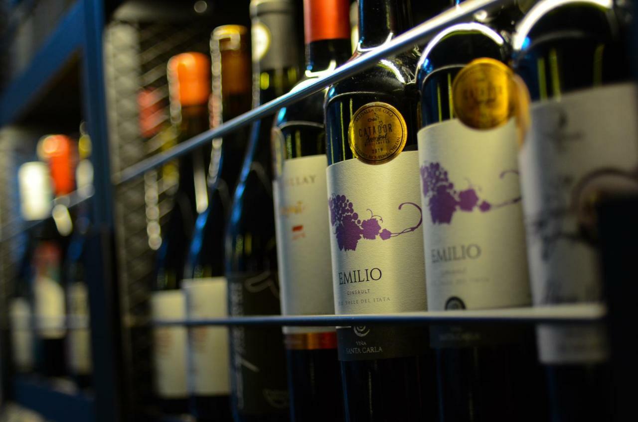 Hotel Cumbres Lastarria Сантьяго Екстер'єр фото A wine rack